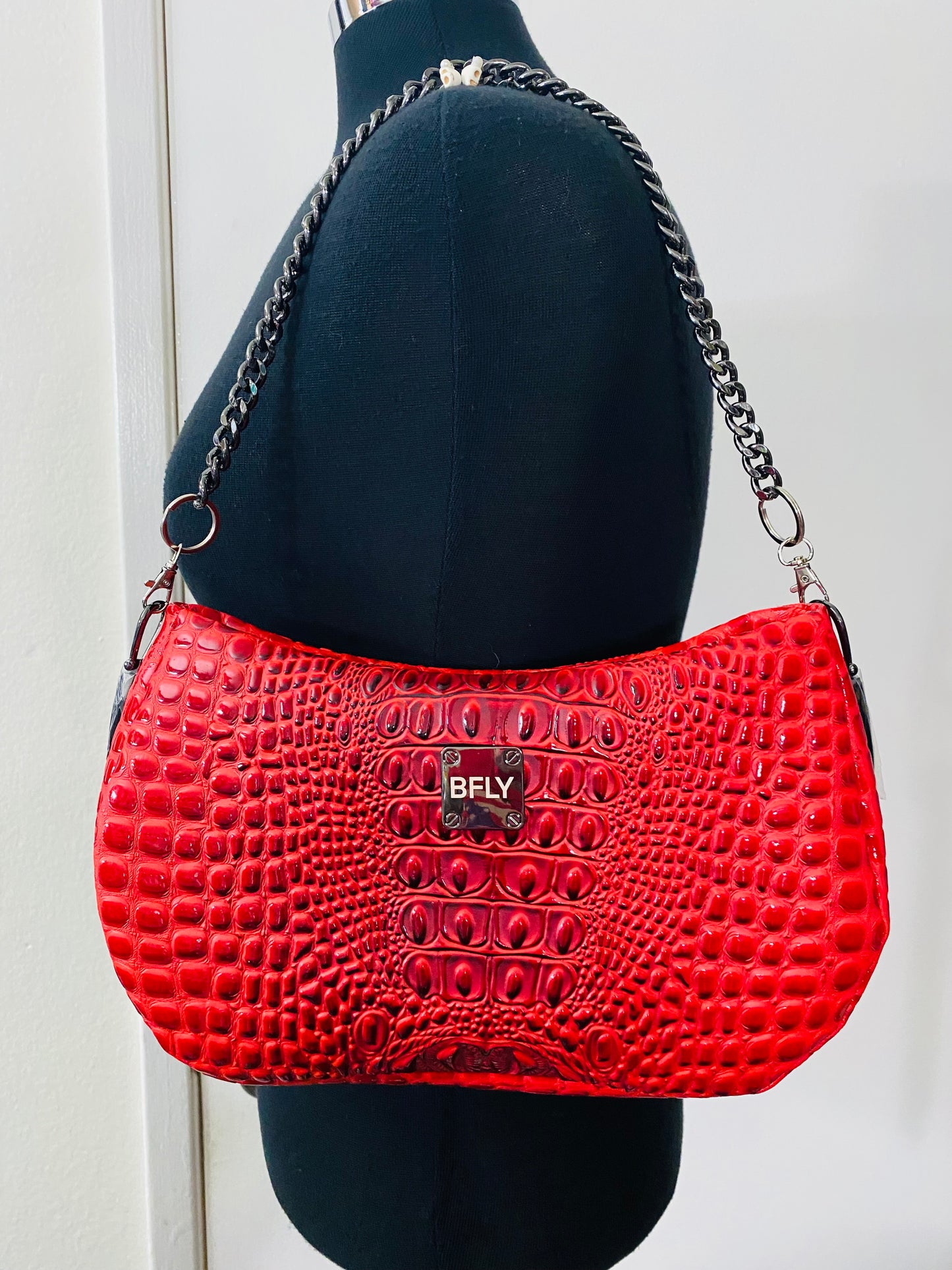 Embossed Gator shoulder bag with chain strap
