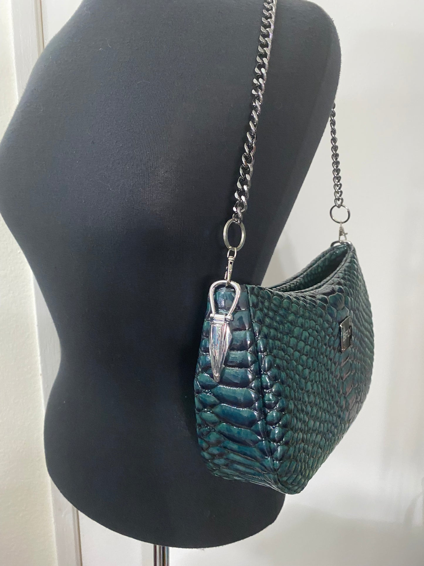 Dragon shoulder bag with chain strap