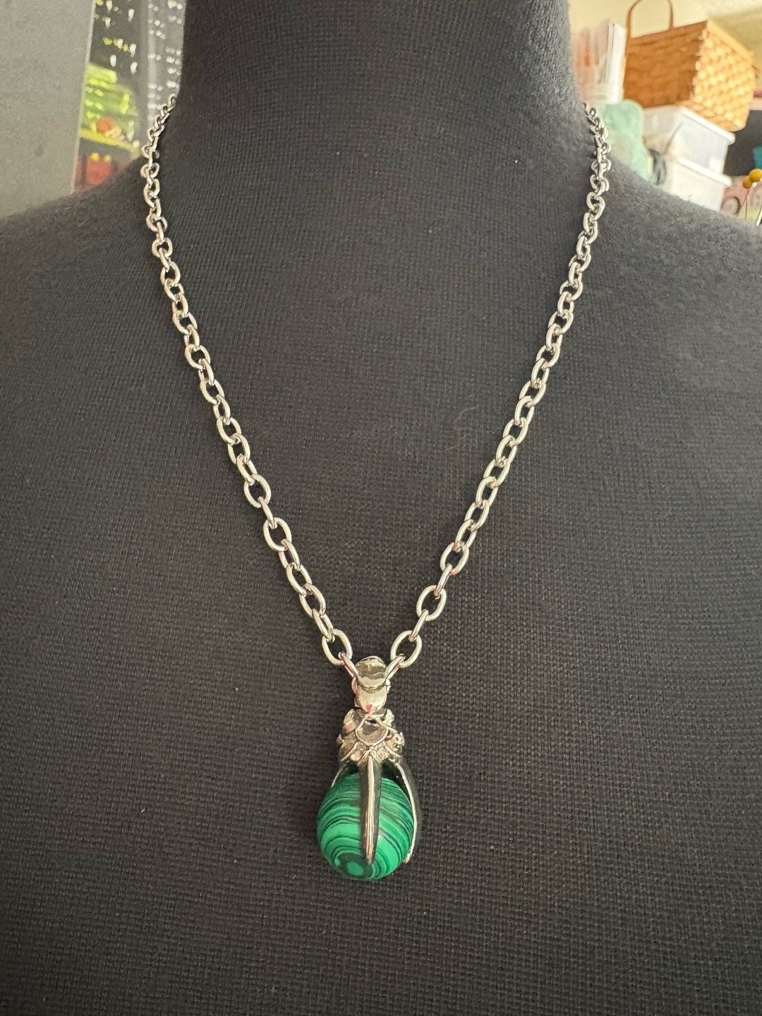 CLAW MALACHITE NECKLACE