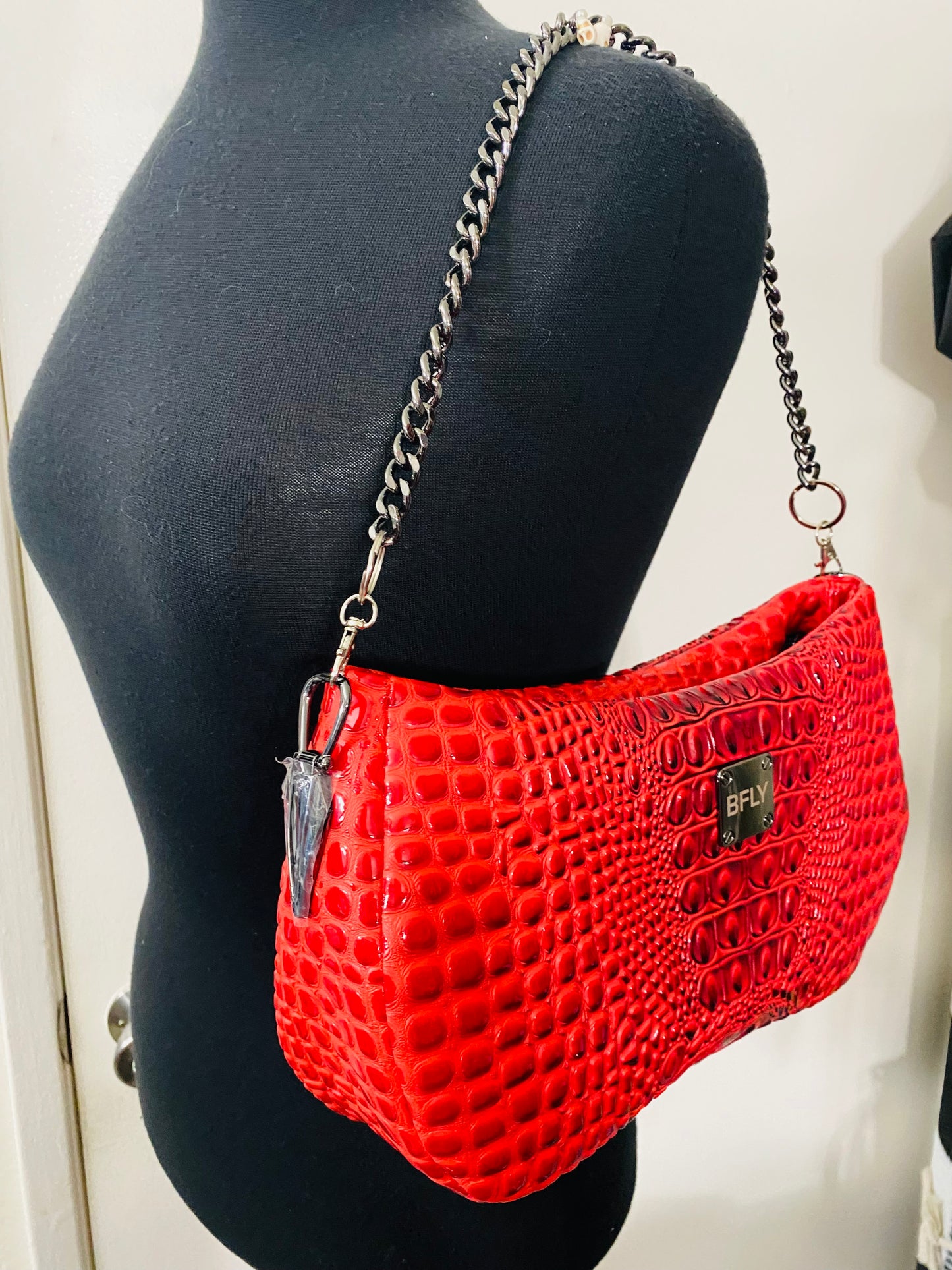Embossed Gator shoulder bag with chain strap
