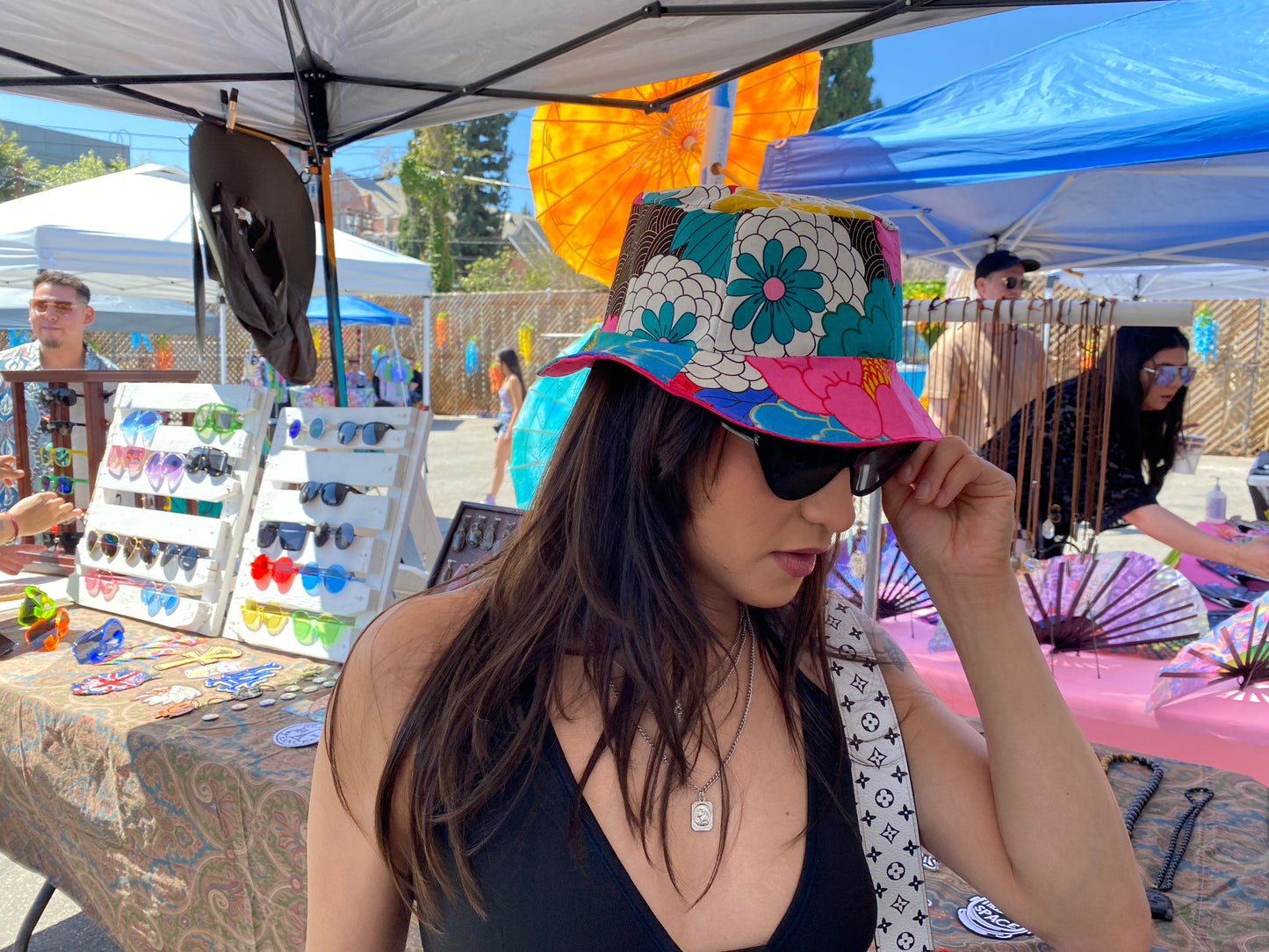 FLOWER POWER BUCKET HAT