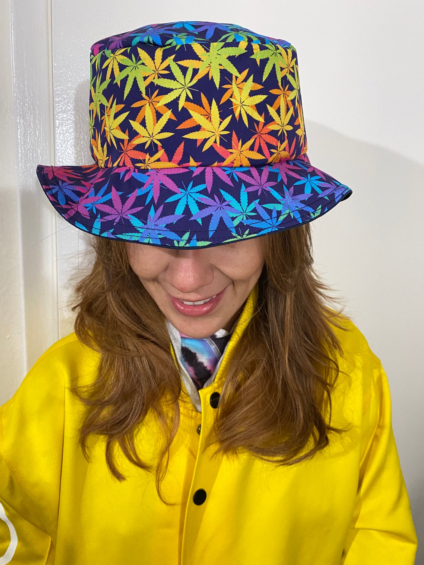RAINBOW WEED LEAF BUCKET HAT
