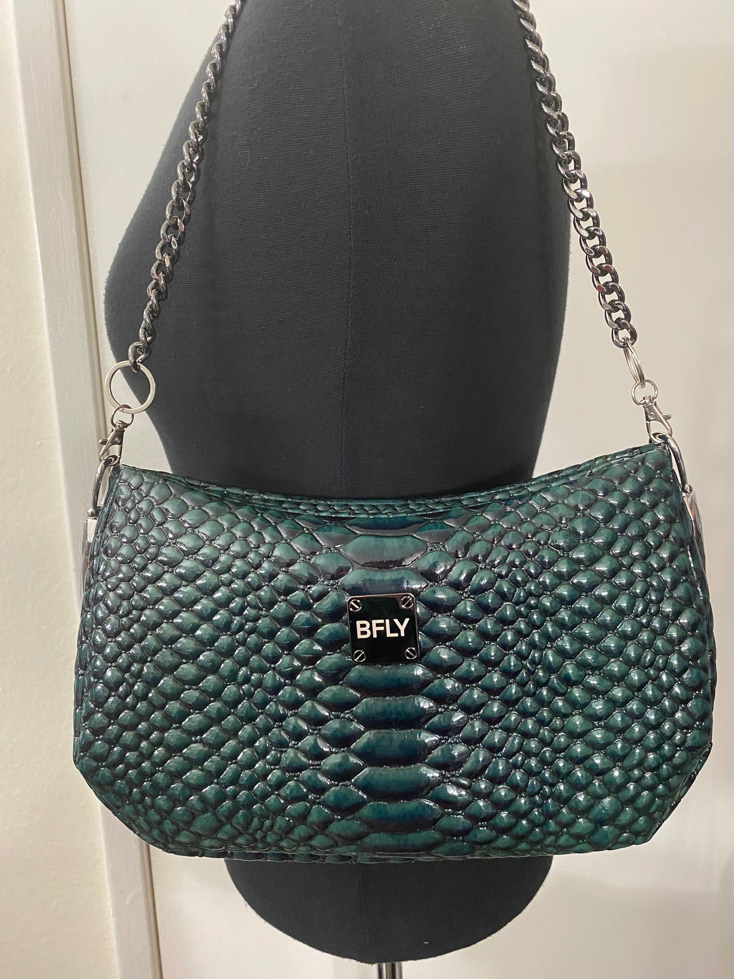Dragon shoulder bag with chain strap