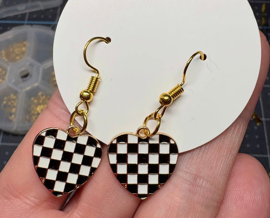 Checkered heart earrings