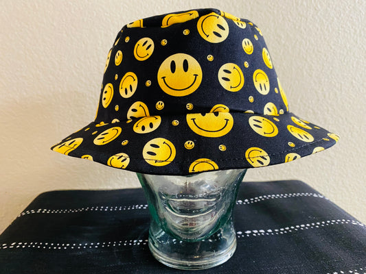 SMILEY BUCKET HAT